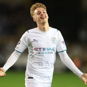 星空体育app-【欧冠】马赫雷斯梅开 19岁小将处子球 曼城客场5-1