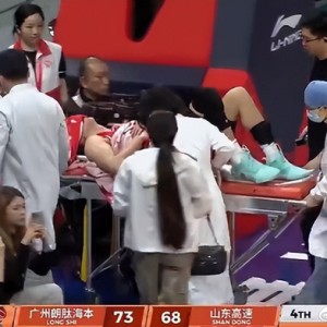 星空体育app官方下载-退役X因素？郭艾伦左膝受伤捂脸沮丧 近三年仅打21场合同也将到期|广州男篮|山东男篮|丁彦雨航|郭指导|篮板_新浪体育_新浪新闻